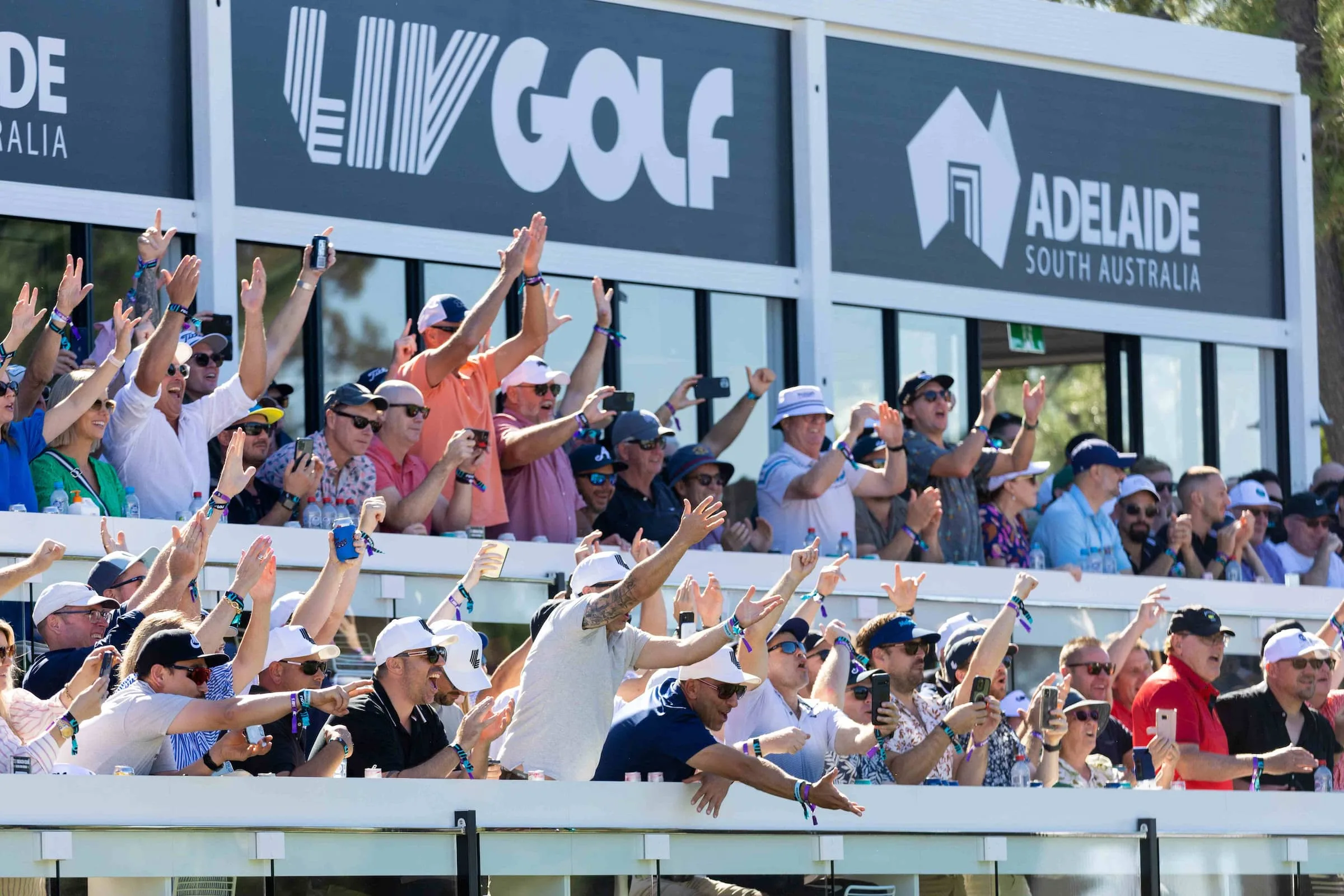 LIV-Golf-Fans-Cheer