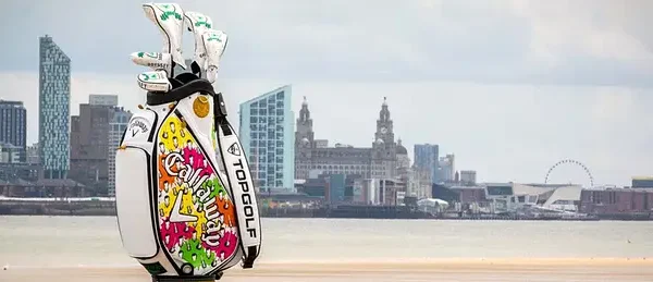 Callaway-Golf-Bag-in-front-of-the-Liver-Building