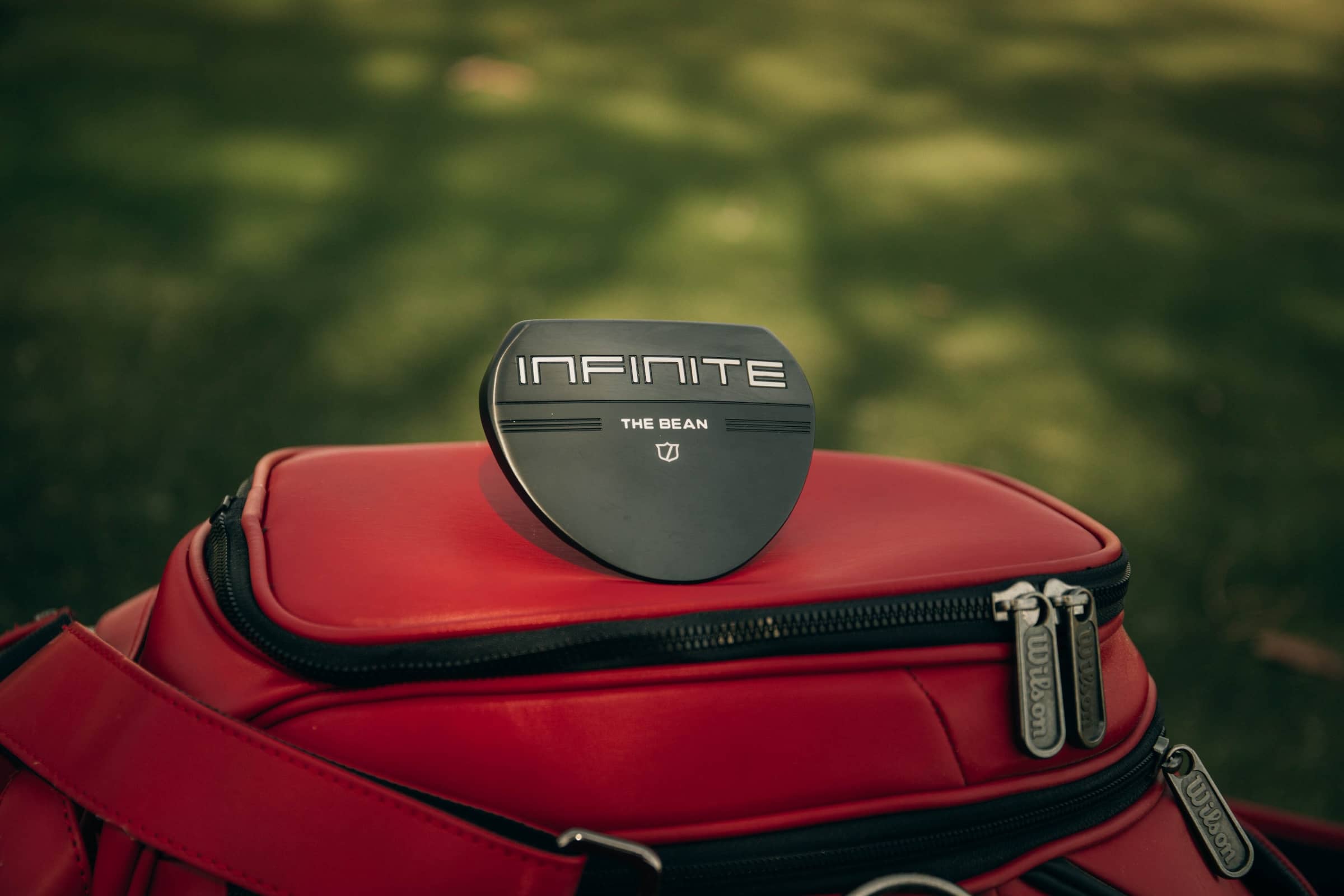 Wilson INFINITE putter on red bag