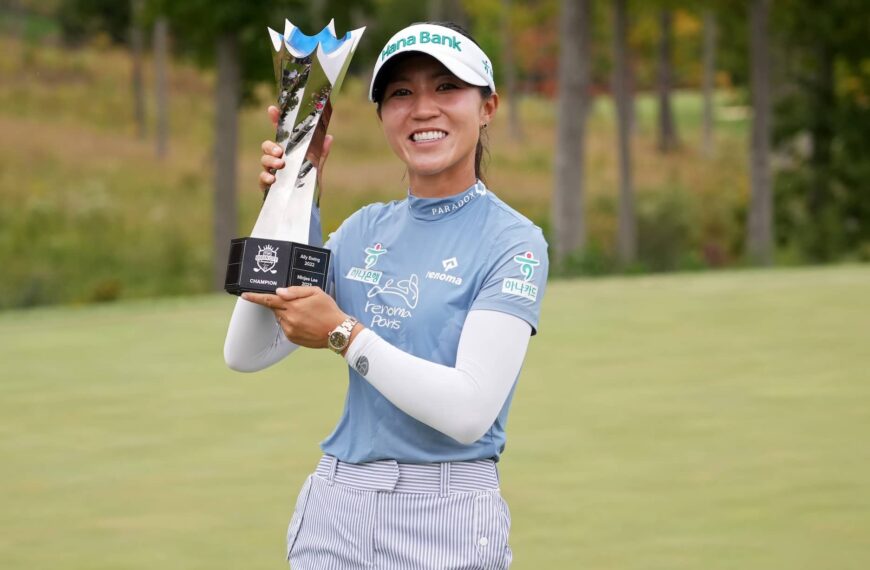 Lydia Ko with Kroger Championship Trophy