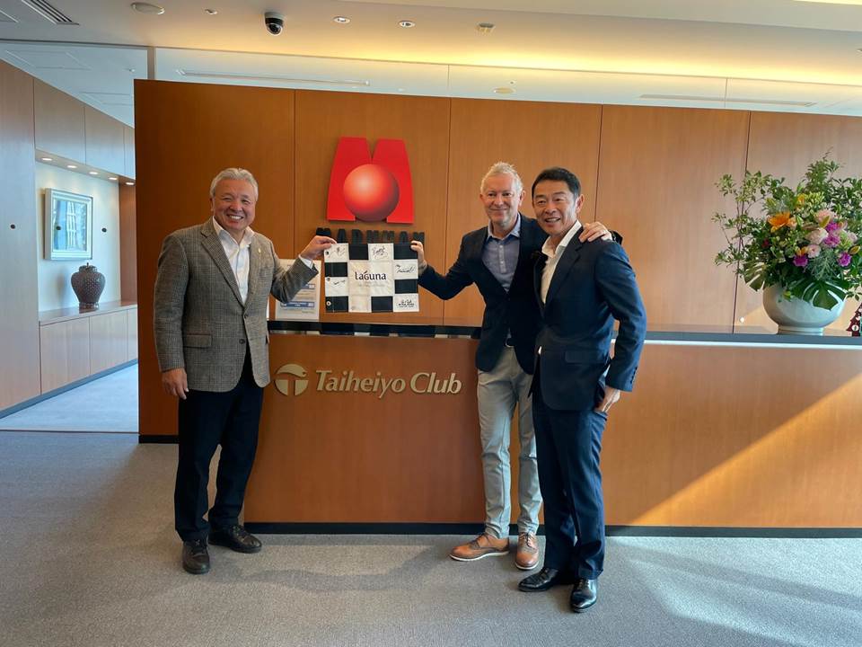 Laguna Lang Co Director of Golf Stephen Banks celebrates the sealing of the collaboration with Taiheiyo Club executives Jiro Nonaka (left) and Kaz Kawamoto