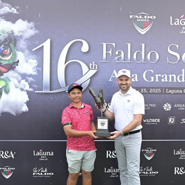 Tuan Anh is presented with his trophy by Matthew Faldo, Faldo Series Director