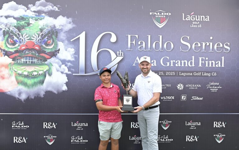 Tuan Anh is presented with his trophy by Matthew Faldo, Faldo Series Director