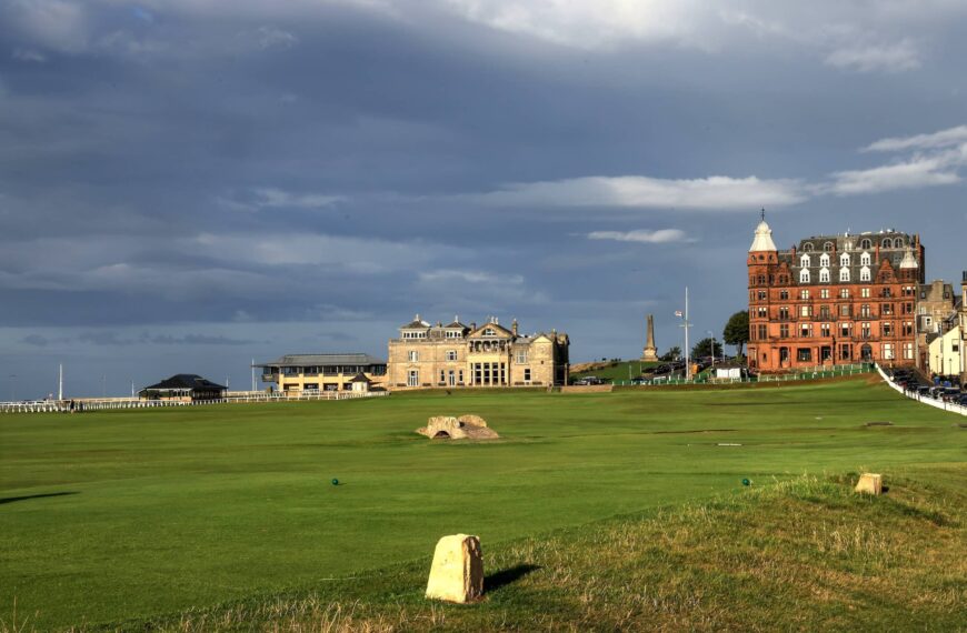 THE OLD COURSE AT ST ANDREWS