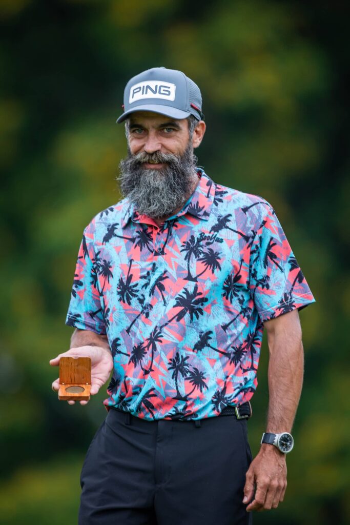 Andries du Plessis received a Sunshine Tour medallion for the winning caddie.