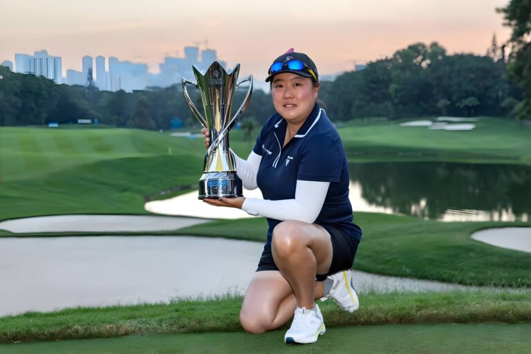 Ruixin Liu pictured with the Aramco China Championship winners trophy, the final event of the PIF Global Series in 2025.