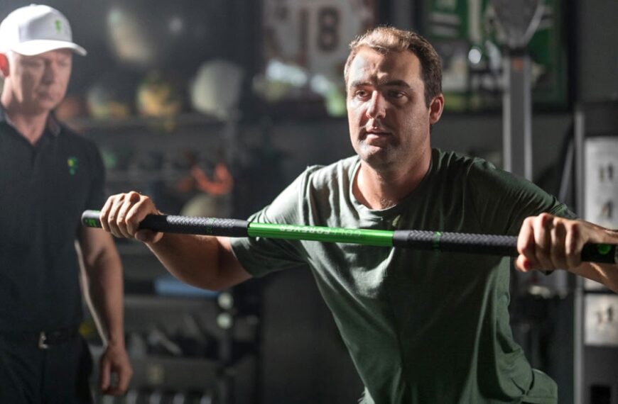 Scottie Scheffler warms up with GolfSwing Stick