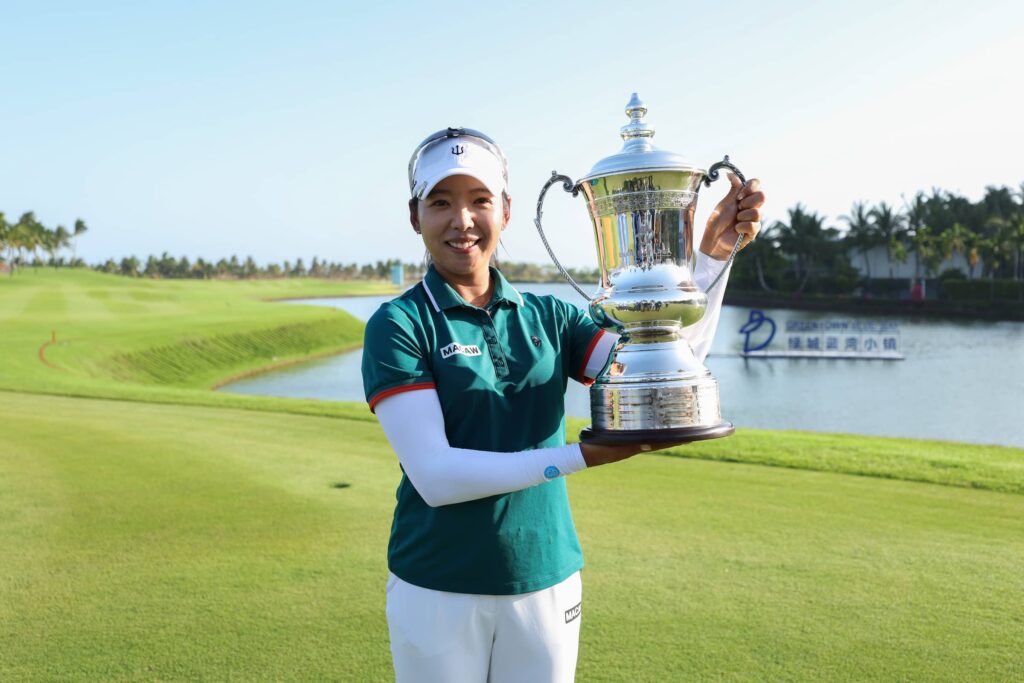 Mi Hyang Lee RD4 BB Trophy Blue Bay LPGA