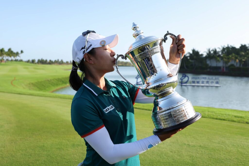 Mi Hyang Lee RD4 Trophy Blue Bay LPGA