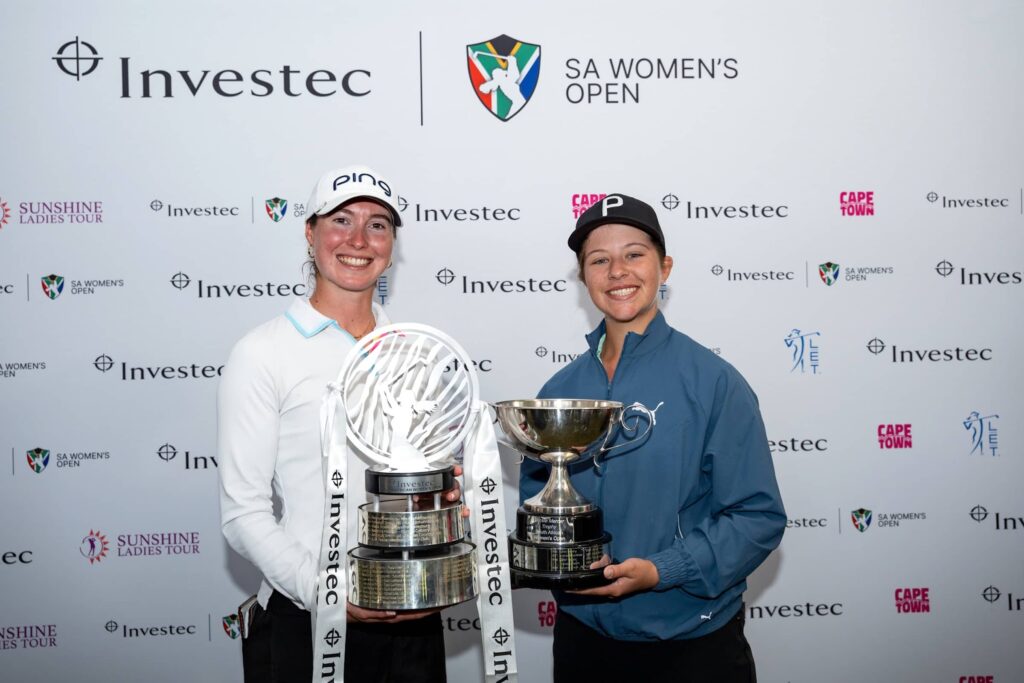 Esme Hamilton (left), winner of the Investec South African Women’s Open, and Lisa Coetzer, winner of the Jackie Mercer Trophy for the leading amateur.