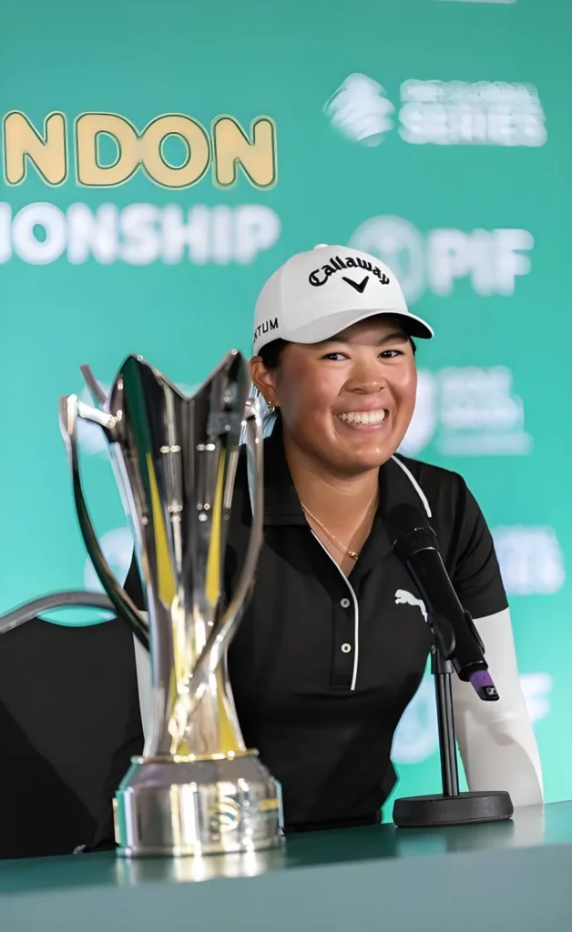 Anna Huang with the PIF Global London 2026 Trophy