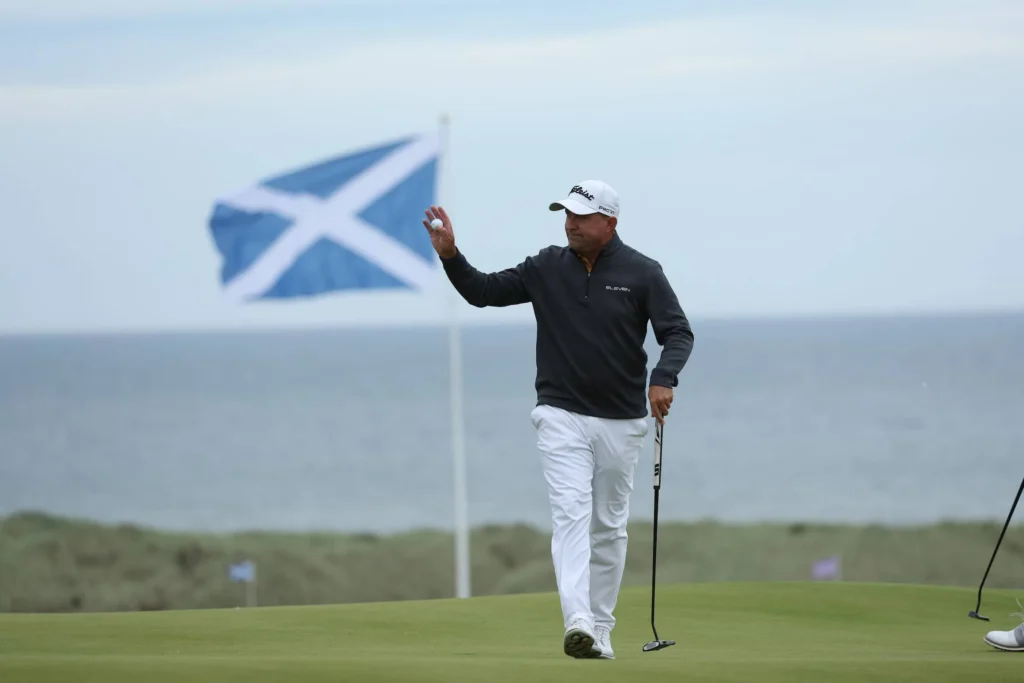 Darren Fichardt holds a four-shot lead