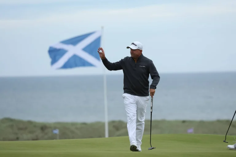Darren Fichardt holds a four-shot lead