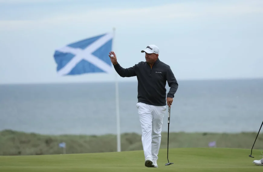 Darren Fichardt holds a four-shot lead