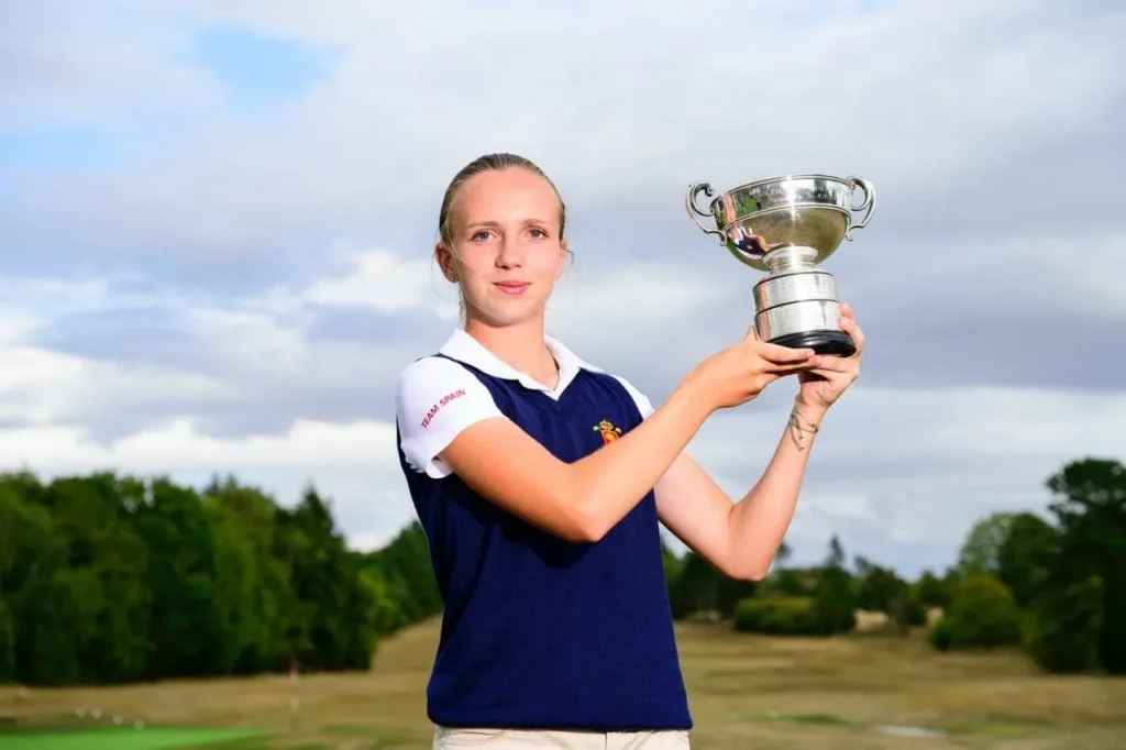 Paula Jimenez with Trophy