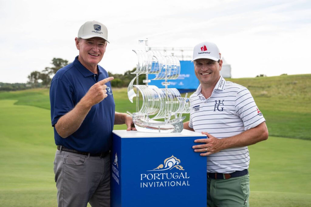 Zach Johnson presnter the trophy from Ernie Els